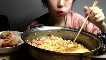 徽州姑娘吃瓜,徽州姑娘的夏日吃瓜时光