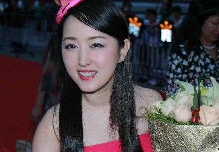 14岁杨钰莹吃瓜,揭秘童年趣事